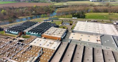 Endüstriyel şehir bölgesindeki malzeme depolarının ve lojistik merkezlerinin yukarıdan görünüşü.