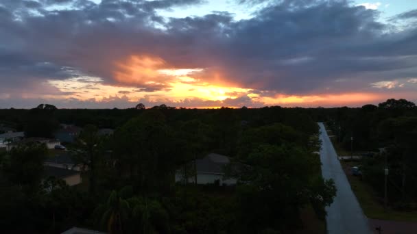 Ввечері Тихому Житловому Районі Флориди Видніється Краєвид Приміський Краєвид Приватними — стокове відео
