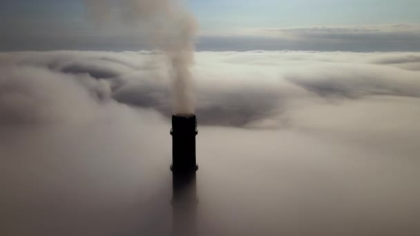 煤电厂高管排放黑毒烟 在白雾中向上移动 污染空气 具有矿物燃料概念的电力生产 — 图库视频影像