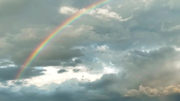 Colorido Arco Iris Contra Paisaje Nubes Oscuras Ominosas Que Forman — Vídeo de stock