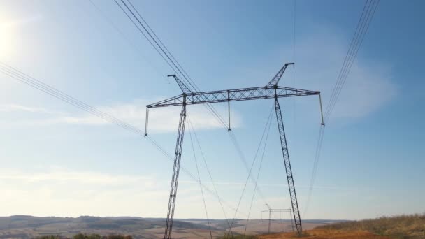 電線を介して電気エネルギーを伝達する電力線を有する高電圧タワー — ストック動画