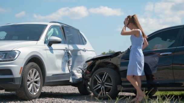 Traurige Autofahrerin Straßenrand Die Nach Autounfall Den Rettungsdienst Ruft Verkehrssicherheits — Stockvideo