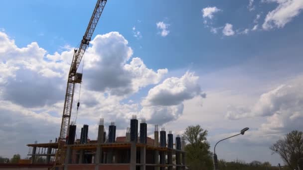 Věžové Jeřáby Dělníci Vysoké Betonové Obytné Budově Výstavbě Koncept Developmentu — Stock video