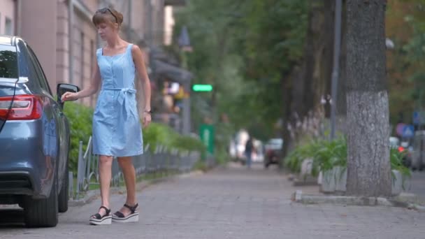 Młoda Kobieta Która Zabiera Zieloną Walizkę Samochodu Idącego Ulicą Koncepcja — Wideo stockowe