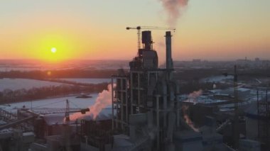 Beton yapılı çimento fabrikası ve endüstriyel üretim bölgesindeki vinç manzarası. Üretim ve küresel sanayi kavramı.