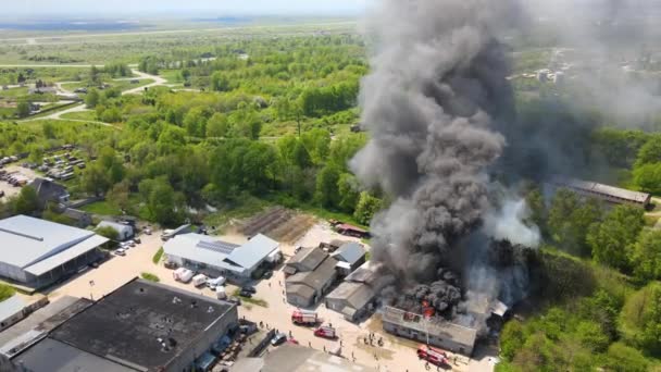 Luftaufnahme Von Feuerwehrleuten Die Zerstörtes Gebäude Mit Eingestürztem Dach Und — Stockvideo