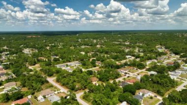 Florida 'nın sakin yerleşim bölgesinde palmiye ağaçları arasında özel evleri olan yeşil, küçük bir kasaba olan Amerika banliyö manzarası..
