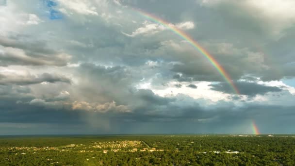 폭풍우가 몰아치는 하늘에 먹구름 가운데 지역에 뇌우가 내리기 형형색색의 무지개 — 비디오