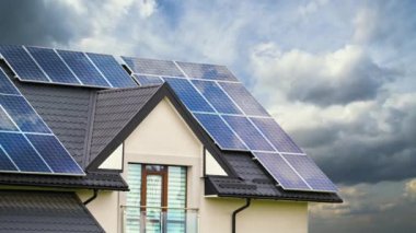 Şehrin kırsal kesimlerinde temiz ekolojik elektrik enerjisi üretmek için güneş fotovoltaik panellerle kaplı özel bir çatı. Özerk ev kavramı.