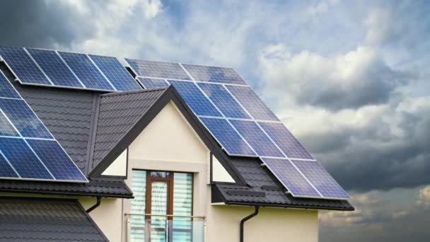 Telhado Residencial Privado Coberto Com Painéis Solares Fotovoltaicos Para Geração — Vídeo de Stock