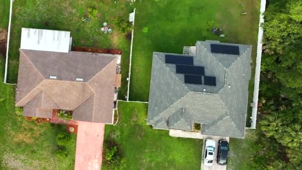 Vivienda Residencial Con Azotea Cubierta Con Paneles Solares Fotovoltaicos Para — Vídeo de stock