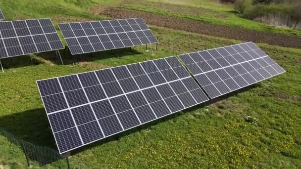 クリーンな生態系電気エネルギーを発生させるために裏庭の地面に独立したフレームに取り付けられた太陽光発電パネル 自律住宅の概念 — ストック動画