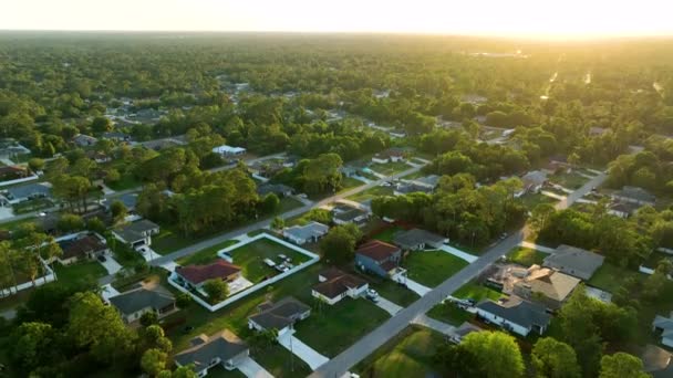 Luchtfoto Van Voorstad Landschap Met Prive Woningen Tussen Groene Palmbomen — Stockvideo