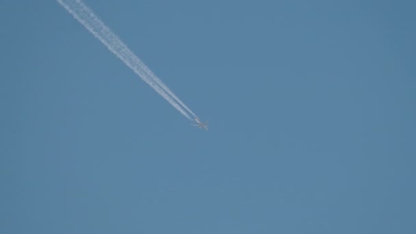Mesafeli Yolcu Jet Uçağı Açık Mavi Gökyüzünde Yüksek Irtifada Uçarken — Stok video