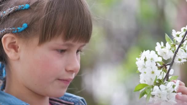 Menina Feliz Brincando Jardim Primavera Desfrutando Cheiro Doce Flores Floridas — Vídeo de Stock