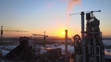 Beton yapılı çimento fabrikası ve endüstriyel üretim bölgesindeki vinç manzarası. Üretim ve küresel sanayi kavramı.