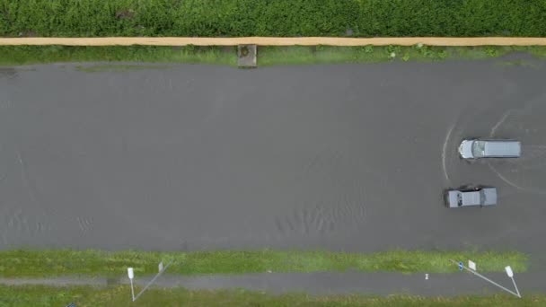 暴雨过后 城市交通的空中景观 汽车在被洪水淹没的街道上行驶 道路排水系统的问题 — 图库视频影像