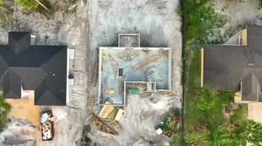 Ahşap çatı kirişleri döşenmeye hazır tuğla beton duvarlı tamamlanmamış özel evin havadan görüntüsü. Endüstriyel yapı.