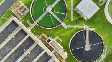 Kentsel atık su arıtma tesisindeki modern su temizleme tesisinin havadan görüntüsü. İstenmeyen kimyasalların, askıya alınmış katı maddelerin ve gazların kirlenmiş sıvılardan çıkarılması süreci.