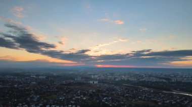Gün batımında kırsal bölgedeki yerleşim yerlerinin hava görüntüsü.