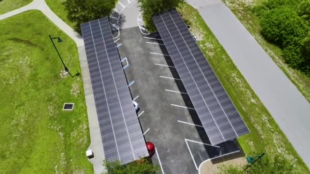 Vista Aerea Dei Pannelli Solari Installati Sopra Parcheggio Auto Parcheggiate — Video Stock