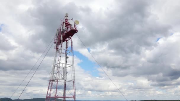 Vista Aérea Torre Telefonía Celular Telecomunicaciones Con Antenas Comunicación Inalámbricas — Vídeo de stock