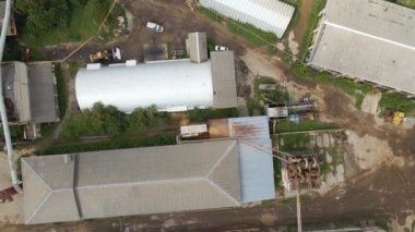 Ahşap işleme fabrikasının hava görüntüsü. Üretim sürecinden çıkan duman fabrika üretim sahasındaki atmosferi kirletiyor..