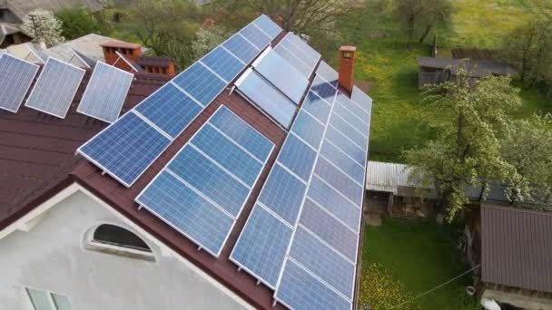 青い太陽光パネルと水加熱のための真空空気ソーラーコレクターの行を持つ屋根を構築し きれいな生態系の電気を生成します 再生可能エネルギーとゼロ エミッションの熱エネルギー — ストック動画