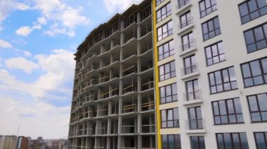 Monolitik çerçevesi yapım aşamasında olan yüksek konutlu bir apartman. Gayrimenkul geliştirme.