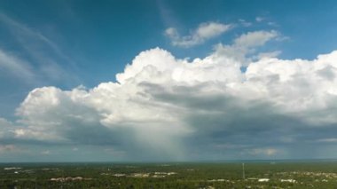 Kasaba üzerinde sağanak fırtınadan önce fırtınalı gökyüzünde oluşan kara uğursuz bulutların manzarası..