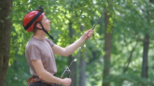 Mann Fixiert Seine Kletterpartnerin Mit Sicherung Und Seil Bergsteiger Handlanger — Stockvideo