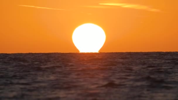 Óceáni Naplemente Nagy Fehér Nap Drámai Fényes Háttér Lágy Esti — Stock videók