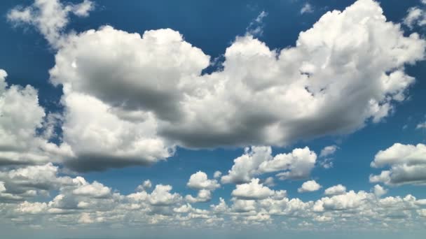 Weiße Geschwollene Kumuluswolken Sommerblauen Himmel Schwenk Auf Wolkenkratzer Wetter — Stockvideo