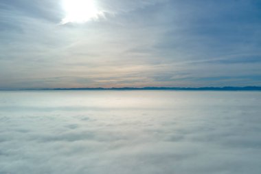 Dünya 'nın yüksek irtifasından hava manzarası sağanak yağmurdan önce oluşan yağmurlu bulutlarla kaplı..