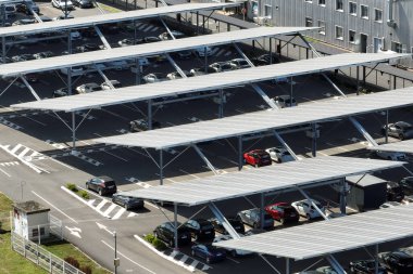 Otoparkın üzerine temiz enerjinin etkin üretimi için park etmiş arabaların güneş panelleri yerleştirildi..