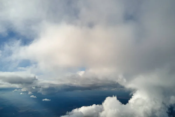 Flygfoto Från Flygplansfönstret Hög Höjd Över Jorden Täckt Med Fluffiga — Stockfoto