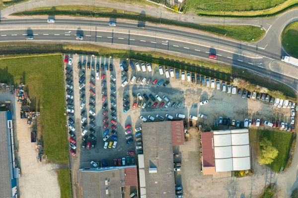 Αεροφωτογραφία Από Πολλά Πολύχρωμα Αυτοκίνητα Σταθμευμένα Χώρο Στάθμευσης Αντιπροσώπων Για — Φωτογραφία Αρχείου