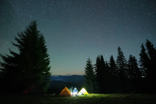 Des Tentes Touristiques Lumineuses Illuminées Brillent Sur Camping Dans Les — Photo