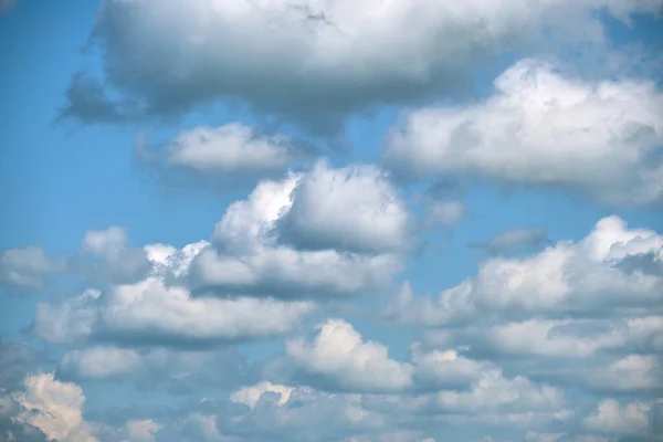 Pemandangan Cerah Putih Puffy Cumulus Awan Langit Biru Jernih — Stok Foto