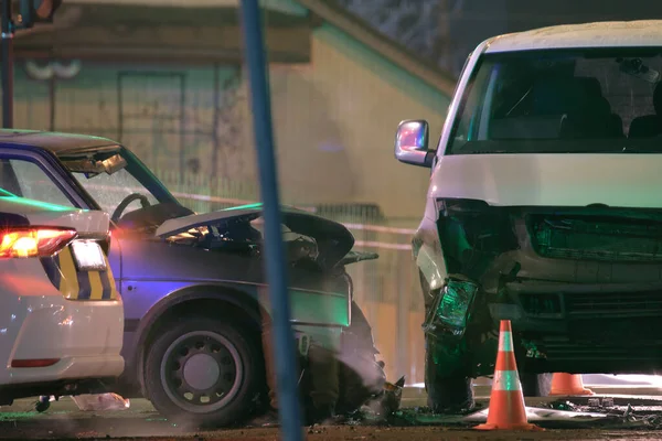 夜間の市街地での衝突事故の後 自動車は道路事故で大きく墜落した 道路の安全と保険の概念 — ストック写真