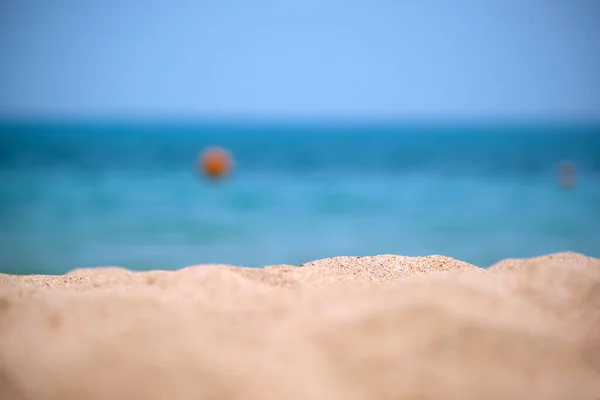 해변을 노란색 표면을 배경으로 휴가의 — 스톡 사진