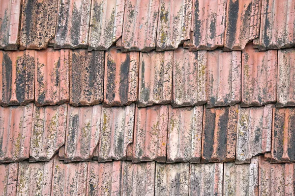 Superfície Close Telhas Cerâmicas Desgastadas Antigas Que Cobrem Telhado Edifício — Fotografia de Stock
