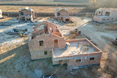 İleride satış veya kiralama için inşaat halindeki konutları olan kırsal bölgedeki sanayi şantiyesinde. Gayrimenkul geliştirme kavramı.