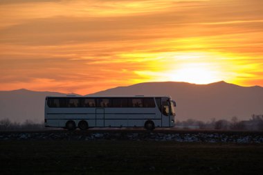 Akşamları otoyolda giden şehirlerarası yolcu otobüsü.