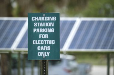 Sadece güneş enerjisiyle çalışan yenilenebilir enerji kaynaklarından elektrik yüklü elektrikli arabaları imzalayın..