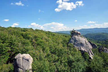 Yaz dağları parlayan gökyüzünün altında sonsuz yeşil ormanlar arasında devasa kayalar barındırıyor..