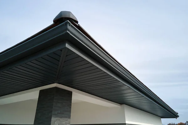 Hausecke Mit Braunen Metallplanken Abstellgleis Und Dach Mit Stahlrinne Regensystem — Stockfoto
