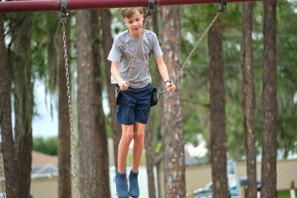 Jeune Adolescent Beau Garçon Jouant Seul Sur Les Balançoires Aire — Photo