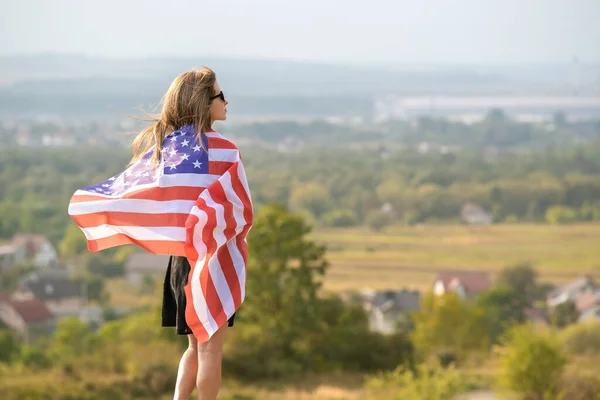 Młoda Ładna Amerykanka Długimi Włosami Machająca Flagą Usa Szelkach Stojących — Zdjęcie stockowe