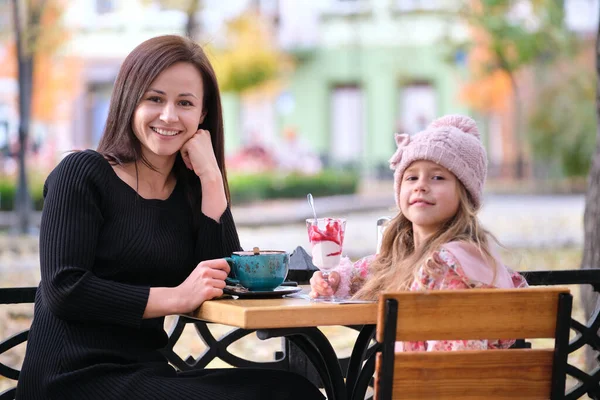 여자가 카페에서 뜨거운 음료를 마시며 즐거운 시간을 보내고 있습니다 에서의 — 스톡 사진